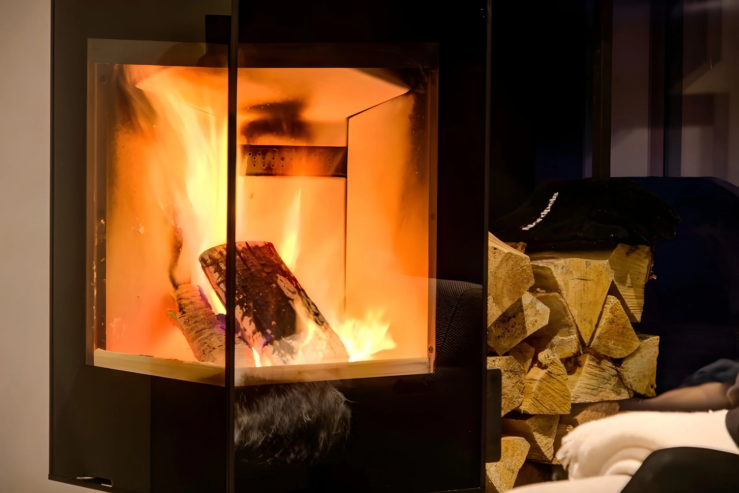 Festlich dekorierter Tisch für die Weihnachtsfeier